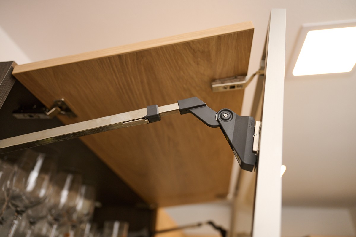 Hnědá kuchyň do L - dokončená realizace