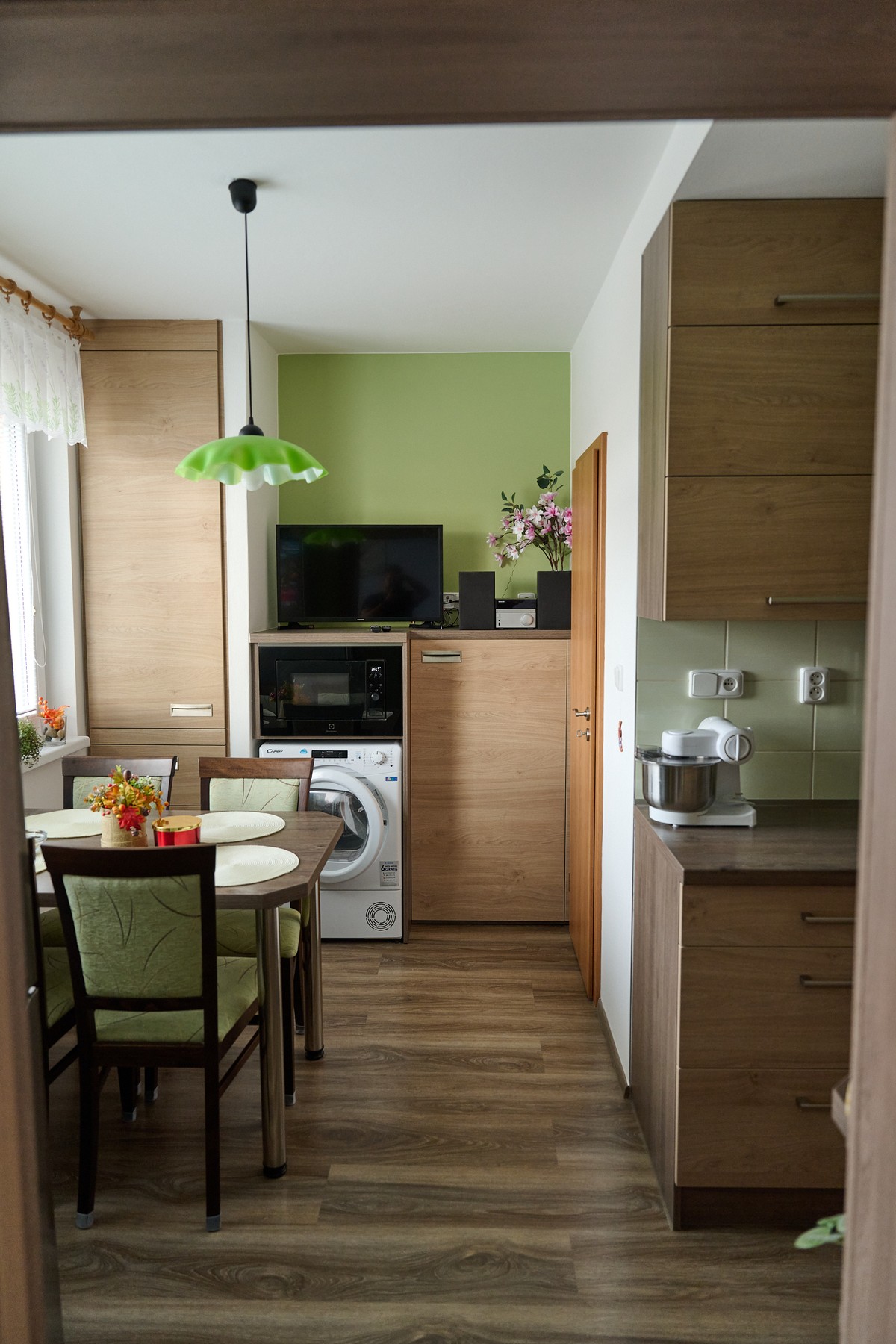 Malá panelová kuchyň - celkový pohled