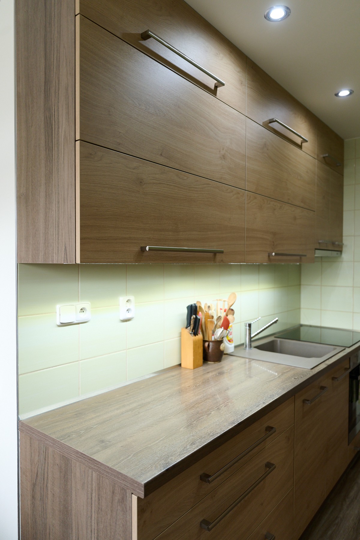 Malá panelová kuchyň - úložné systémy