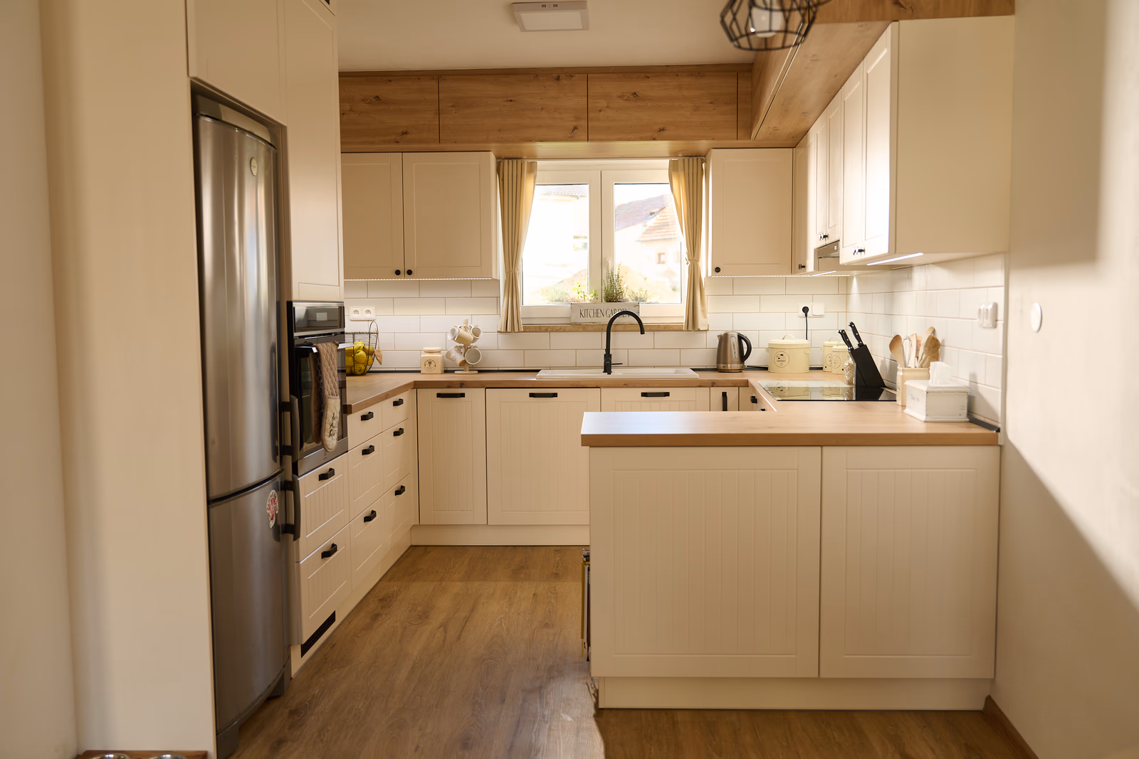 Retro bílá kuchyň - celkový pohled