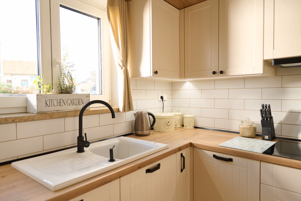 Retro bílá kuchyně s moderními prvky a designem