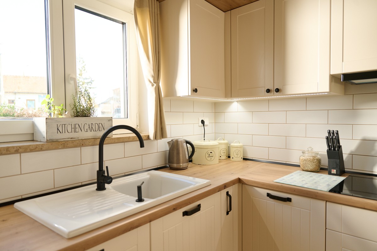 Retro bílá kuchyň - vintage detail