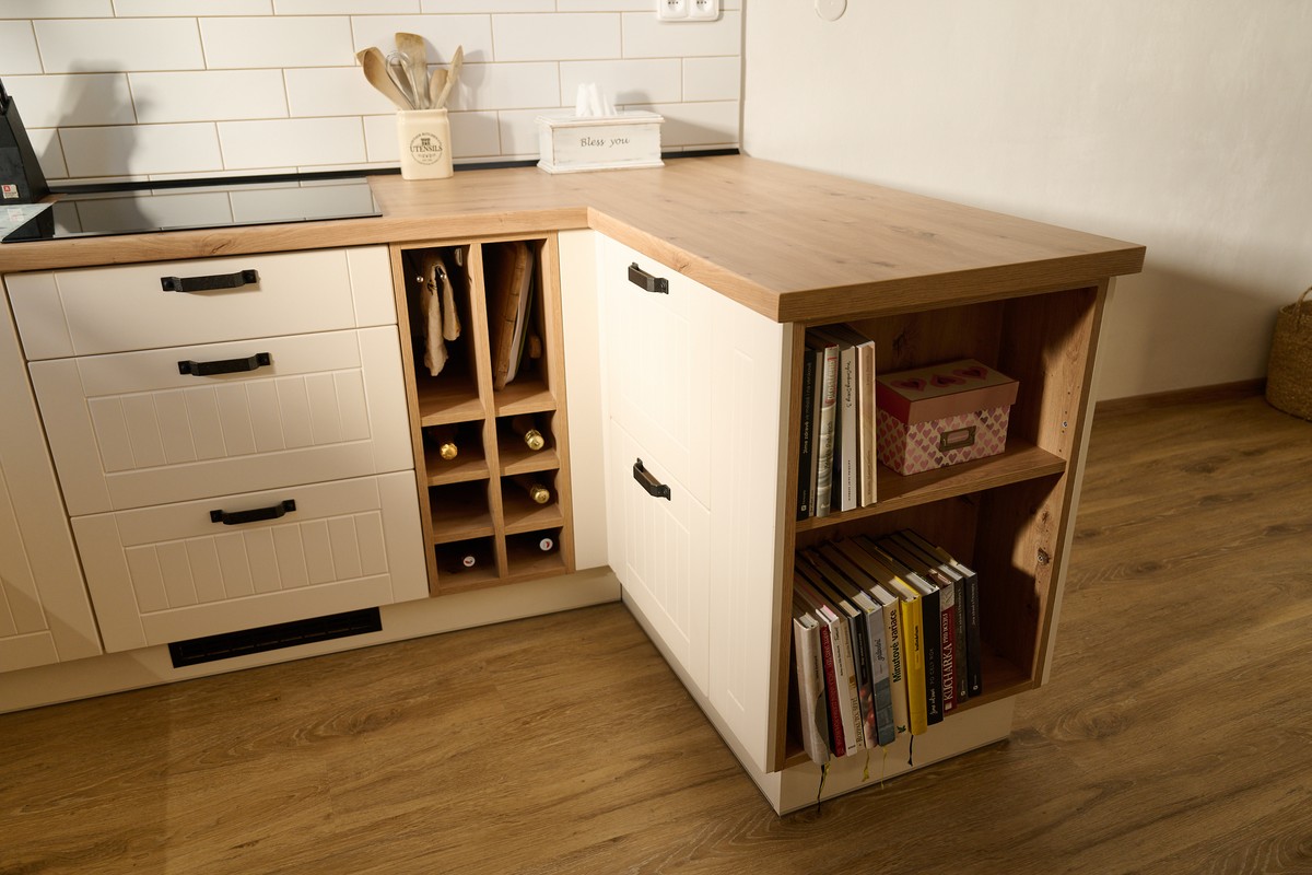 Retro bílá kuchyň - úložné prostory