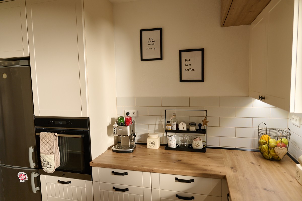 Retro bílá kuchyň - detail konstrukce