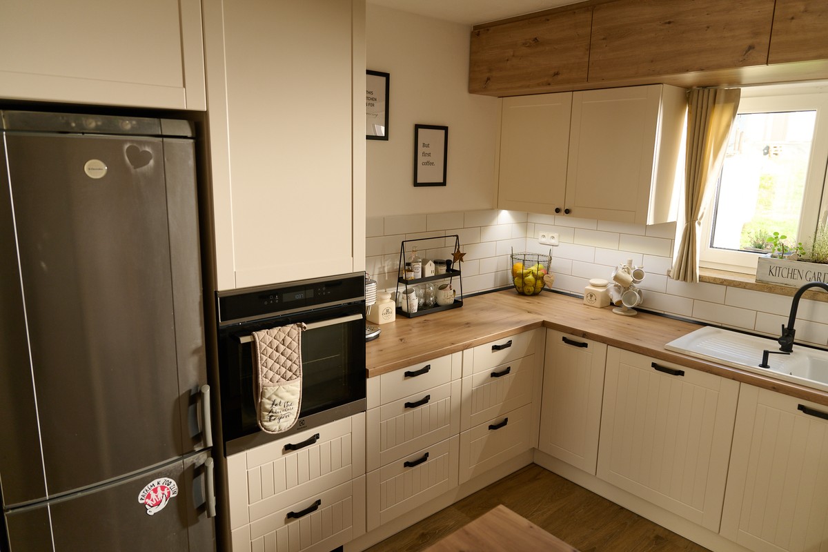 Retro bílá kuchyň - vnitřní uspořádání