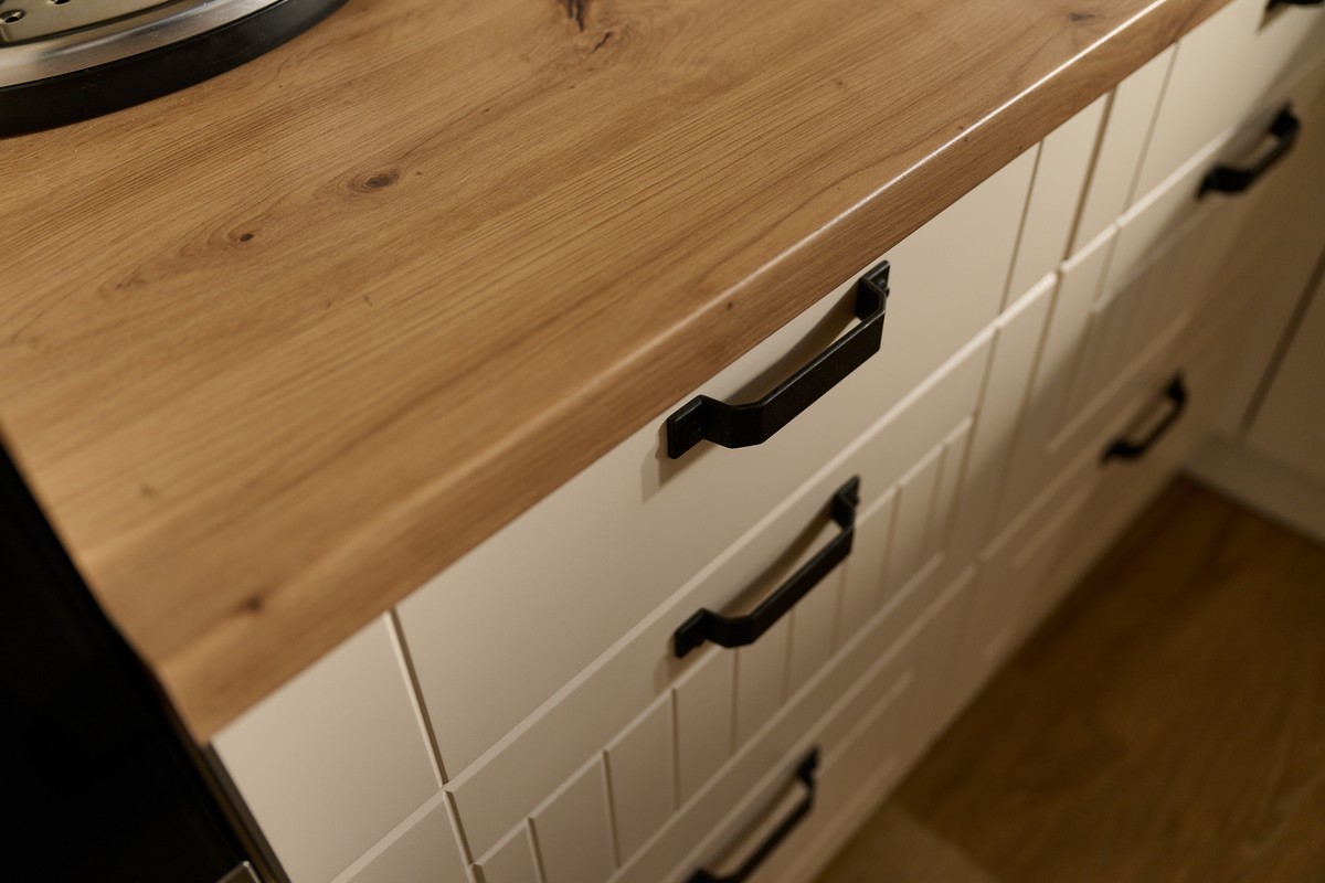 Retro bílá kuchyň - funkční řešení