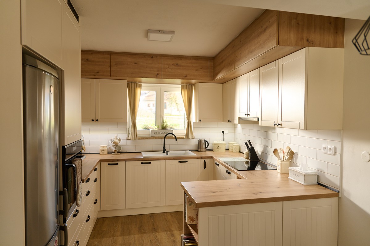 Retro bílá kuchyň - dokončený vzhled