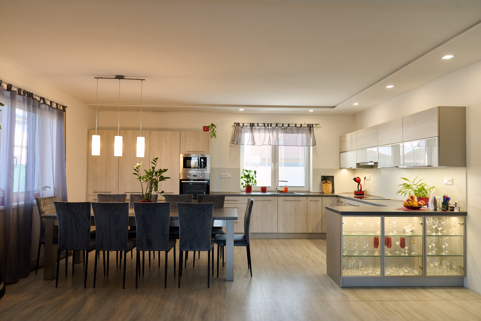 Šedá kuchyň - celkový pohled