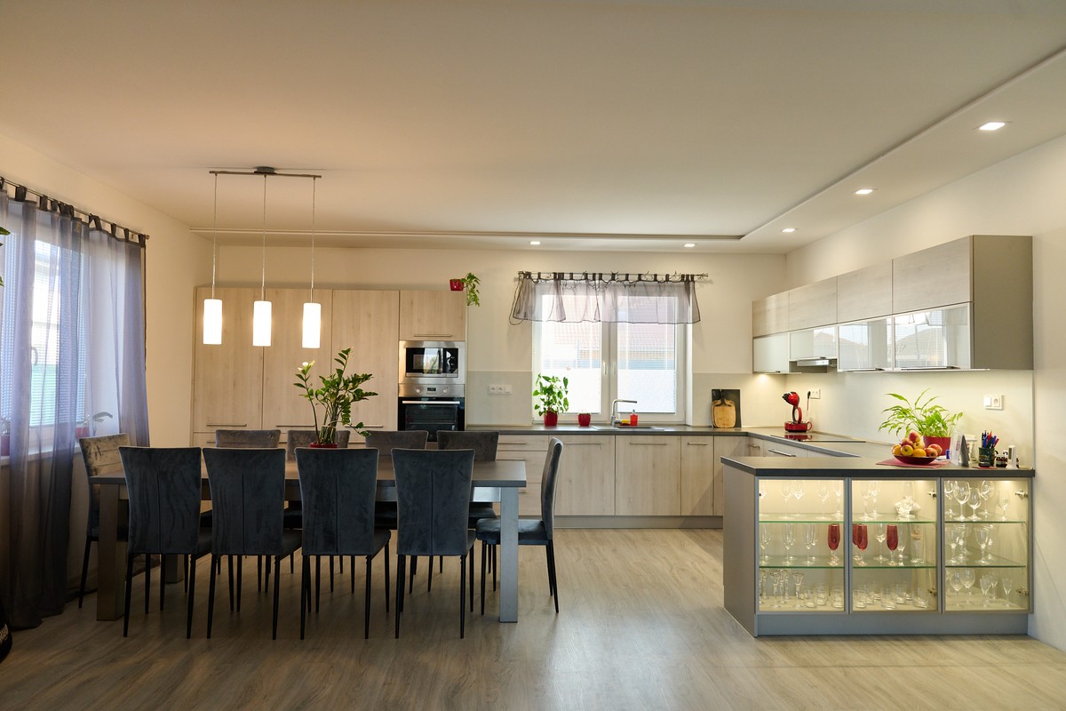 Šedá kuchyň - celkový pohled