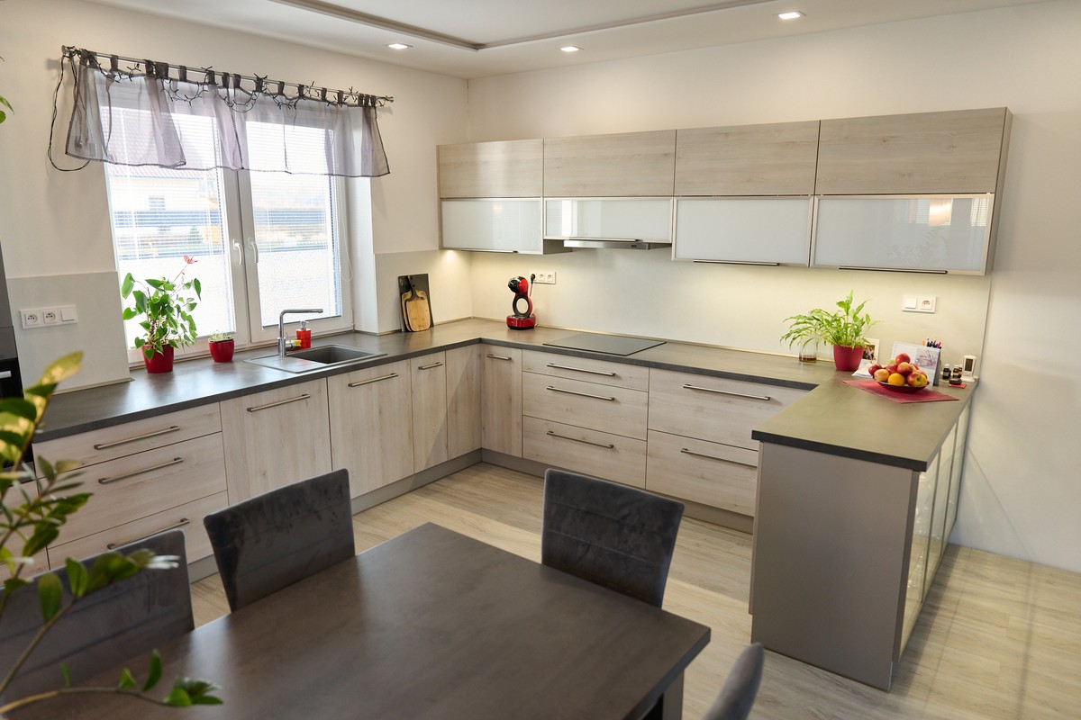 Šedá kuchyň - detail linky