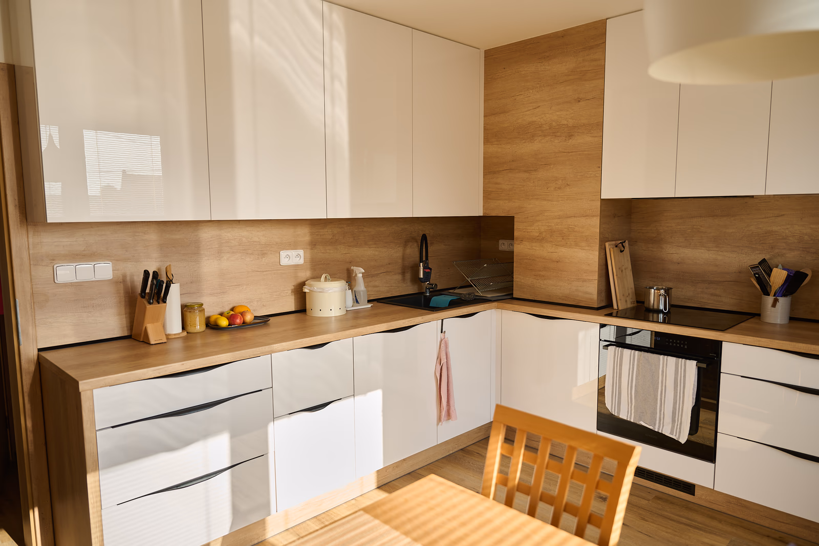 Světlá rohová kuchyň - celkový pohled