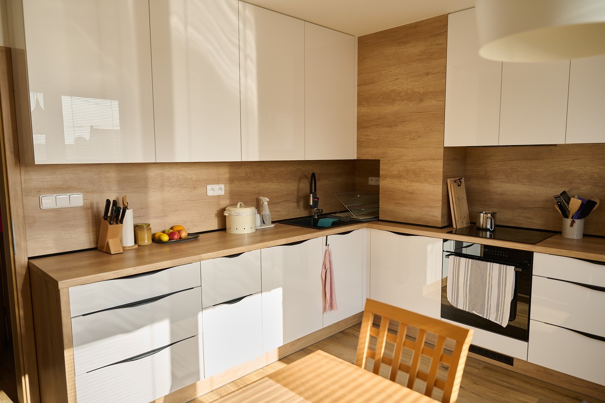 Světlá rohová kuchyň - celkový pohled