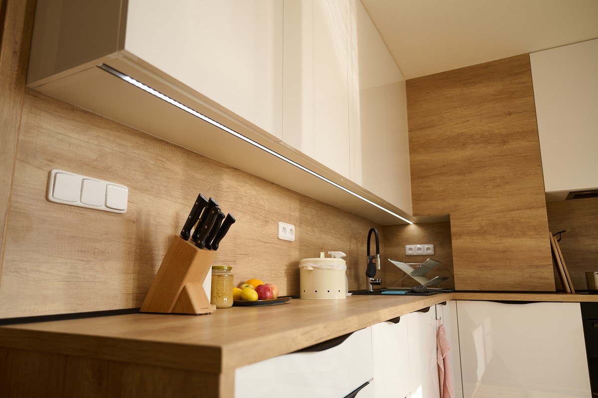 Světlá rohová kuchyň - rohové řešení