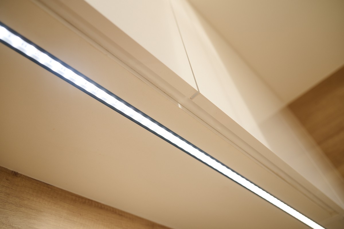 Světlá rohová kuchyň - pracovní plocha