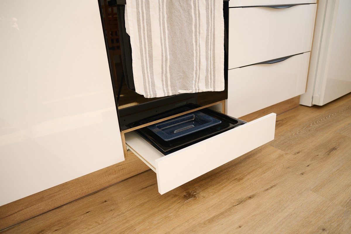 Světlá rohová kuchyň - úložné systémy