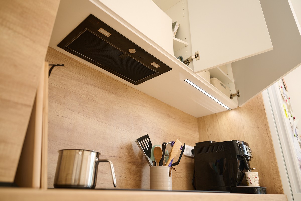 Světlá rohová kuchyň - horní skříňky