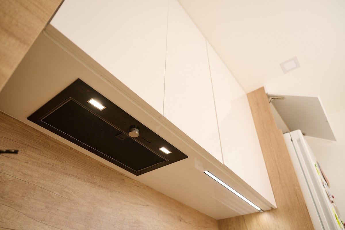 Světlá rohová kuchyň - spotřebiče