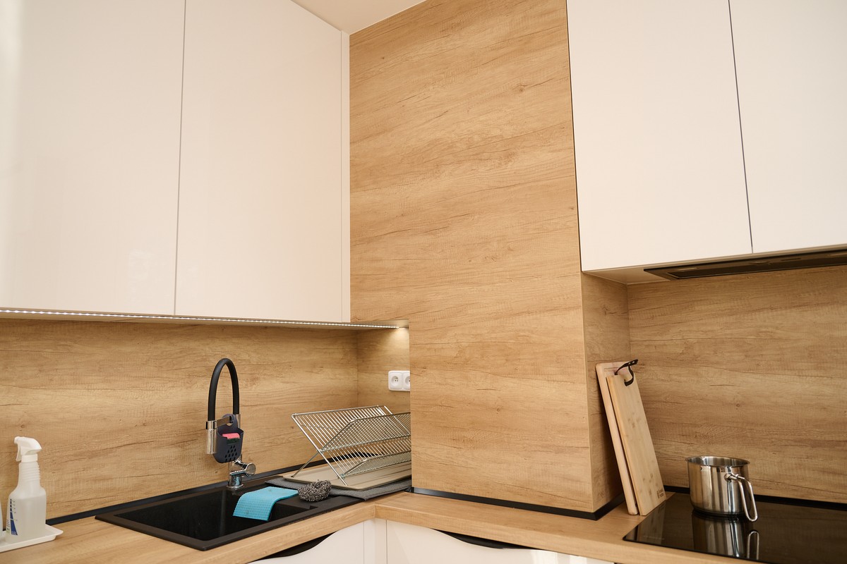 Světlá rohová kuchyň - detail provedení