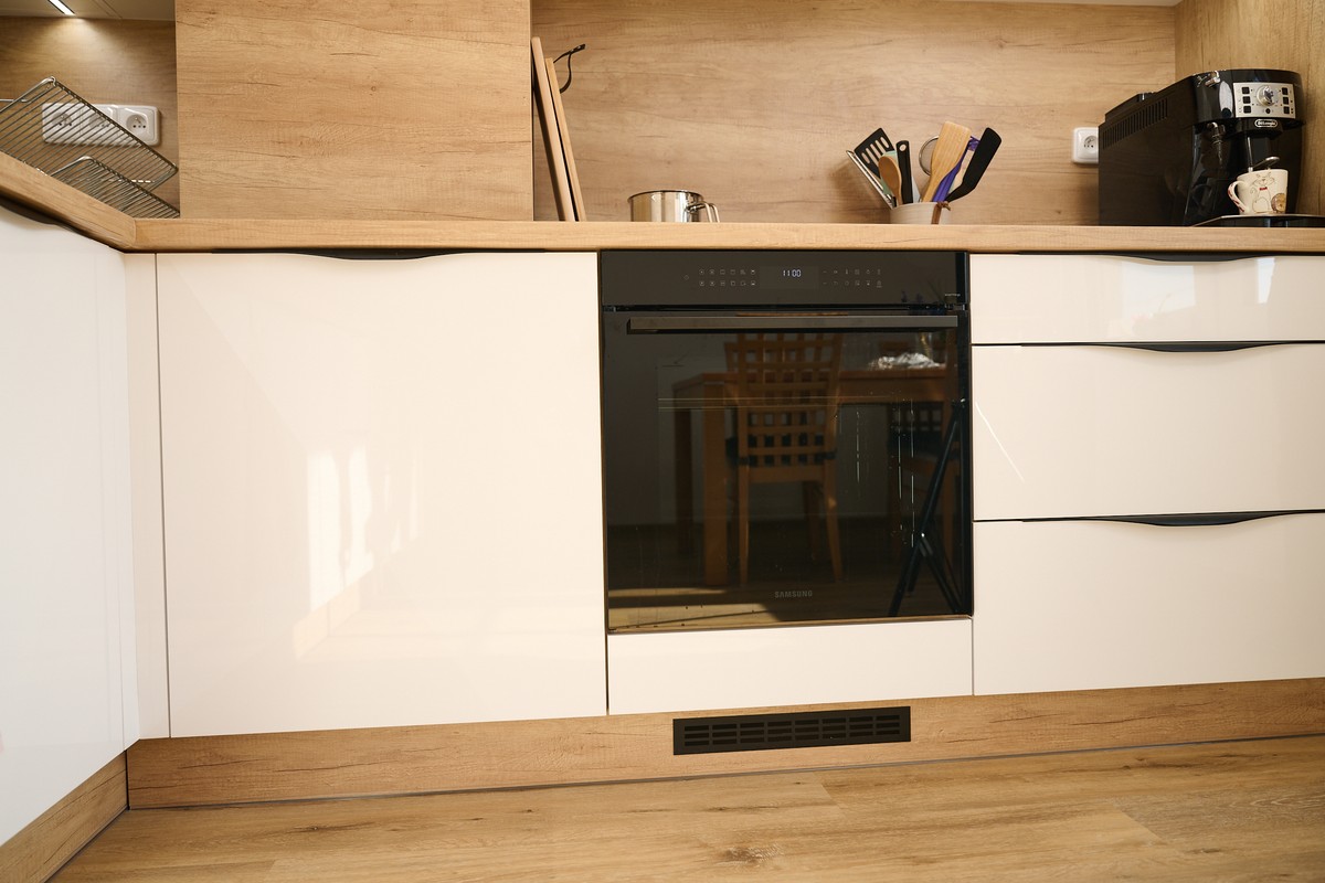 Světlá rohová kuchyň - osvětlení