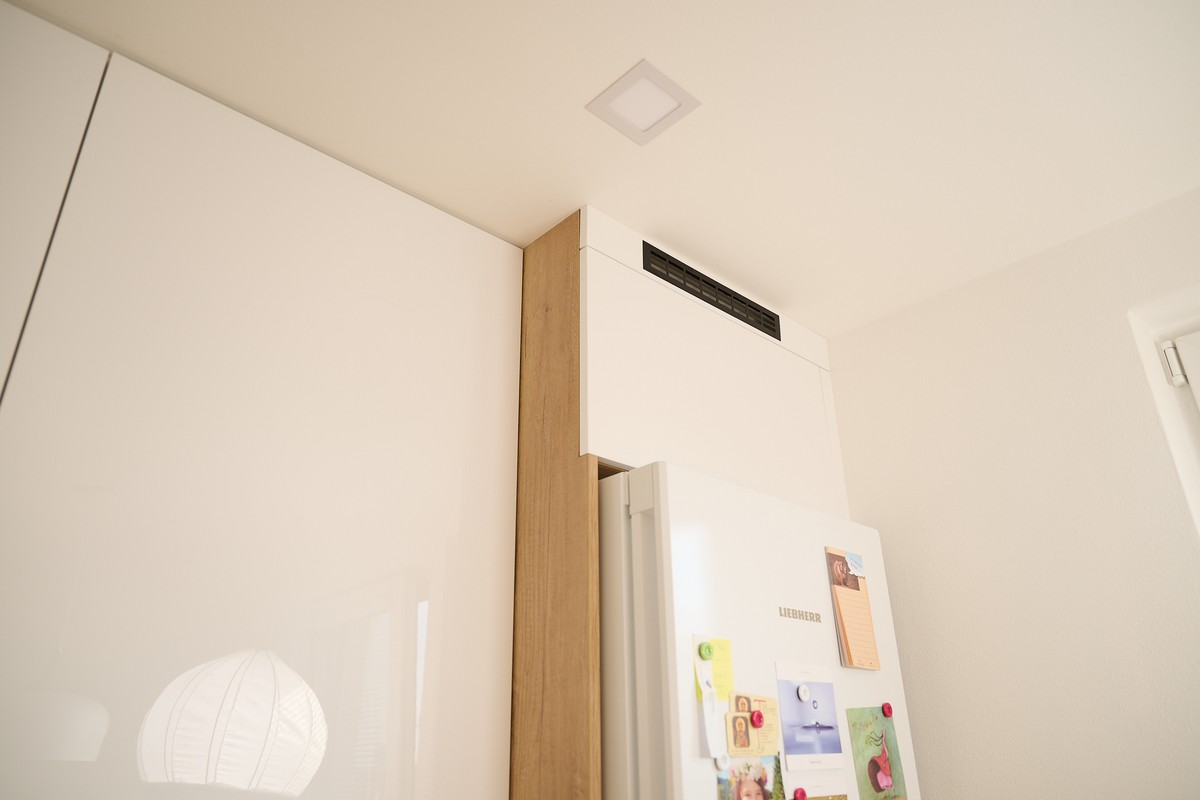 Světlá rohová kuchyň - kompletní realizace