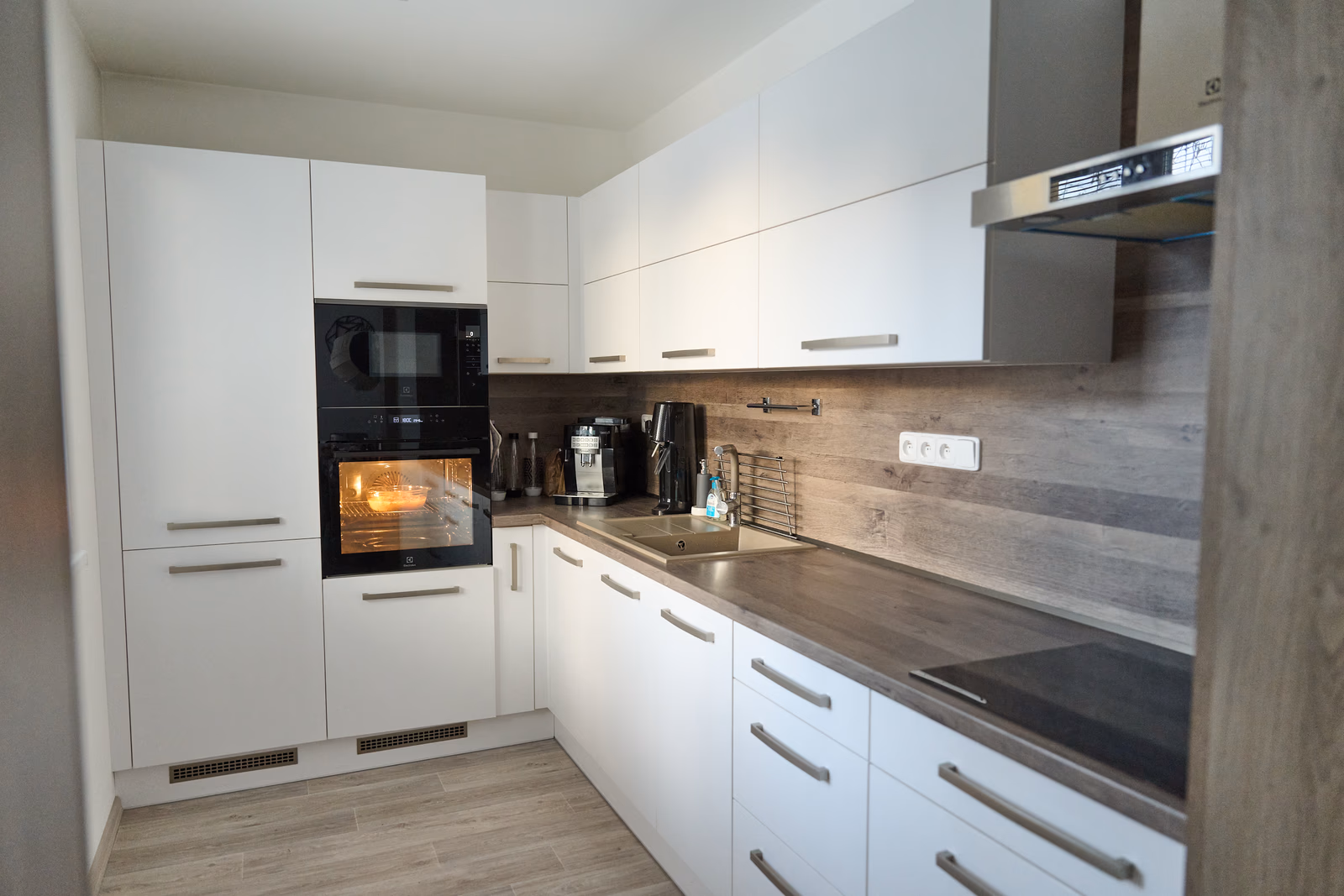 Bílá L-kuchyň - celkový pohled