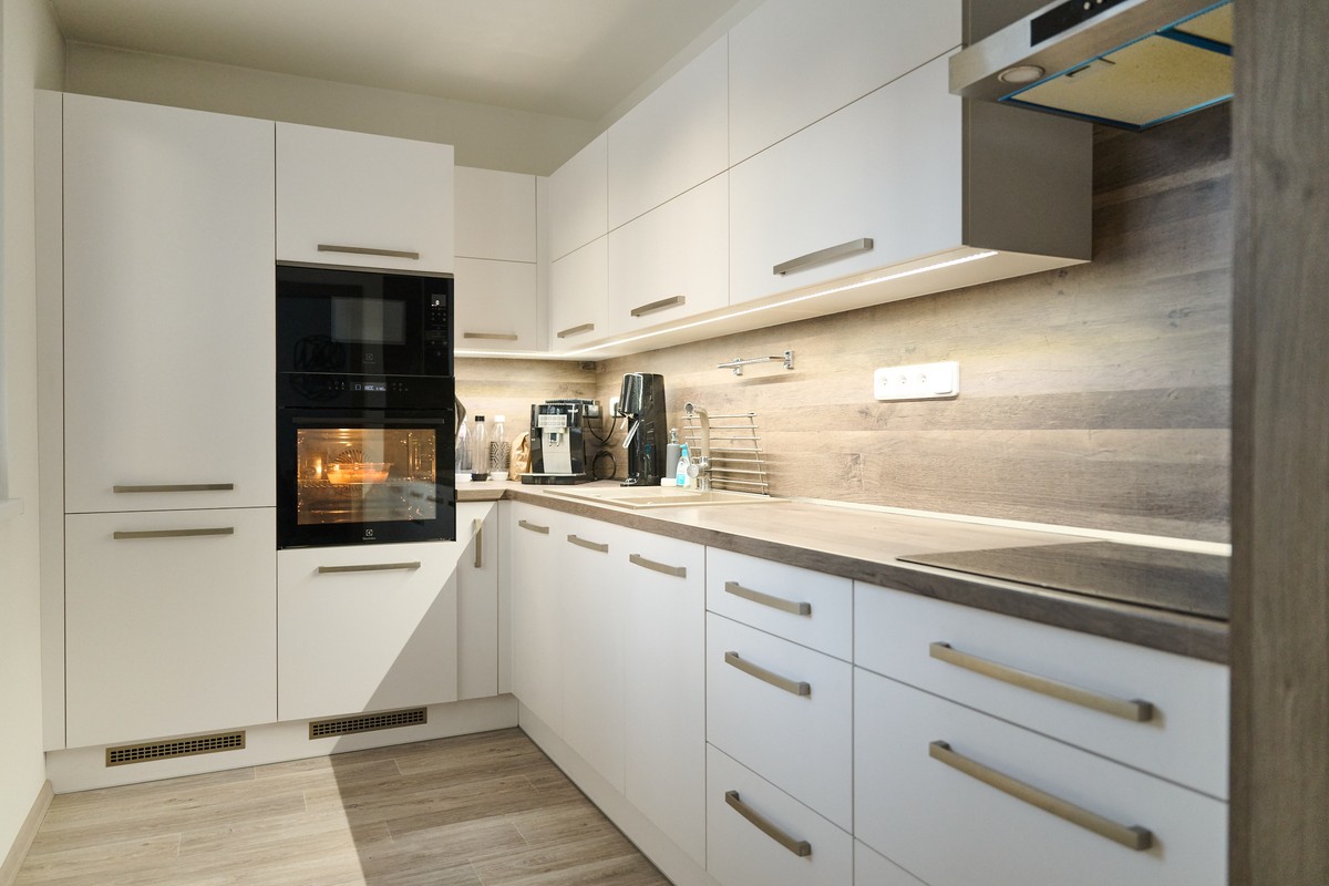 Bílá L-kuchyň - úložné systémy