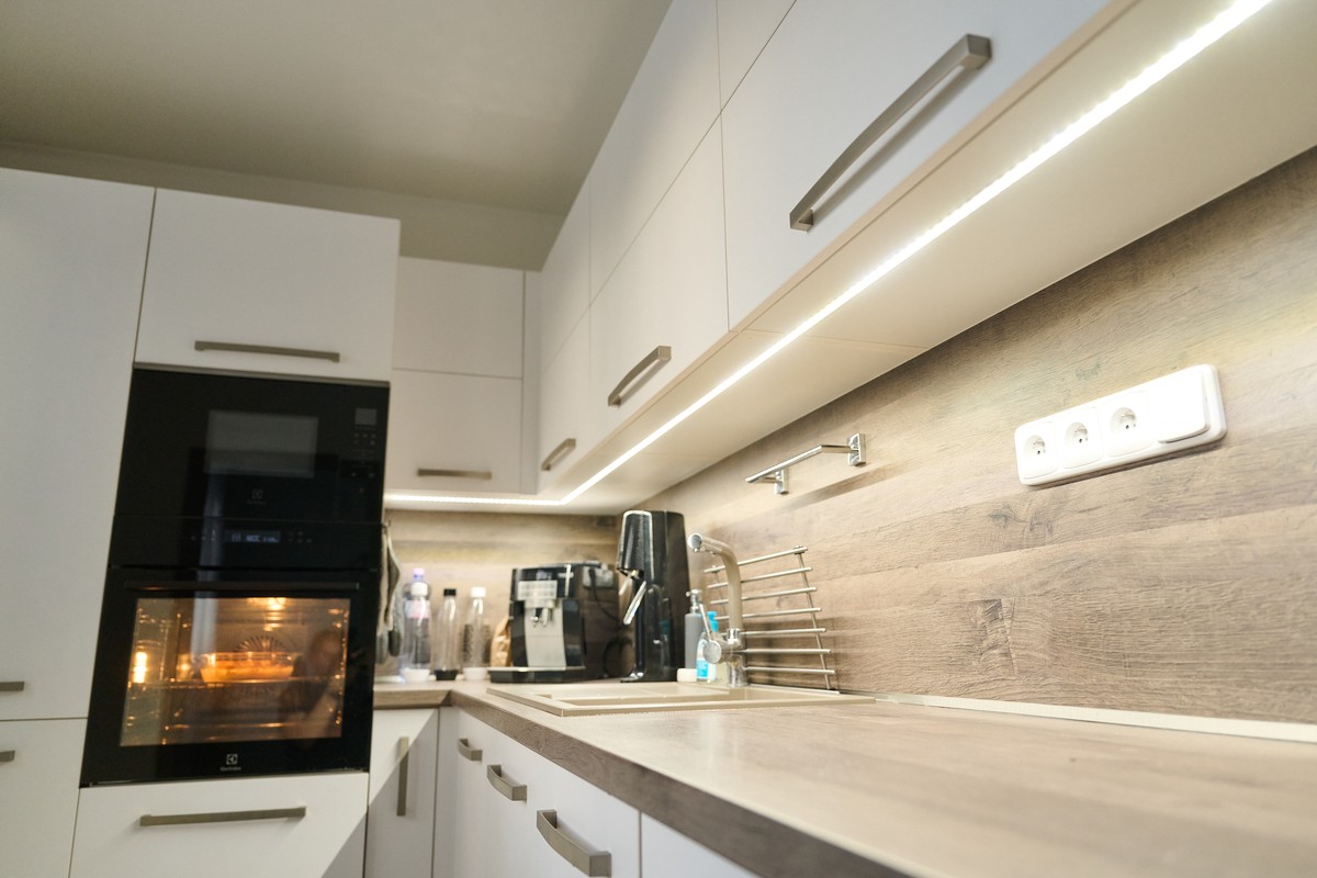 Bílá L-kuchyň - rohové řešení