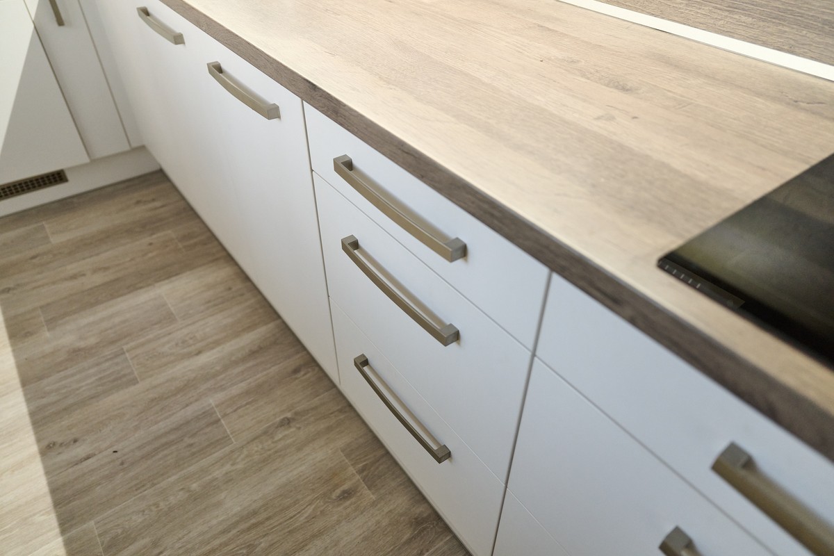 Bílá L-kuchyň - horní skříňky