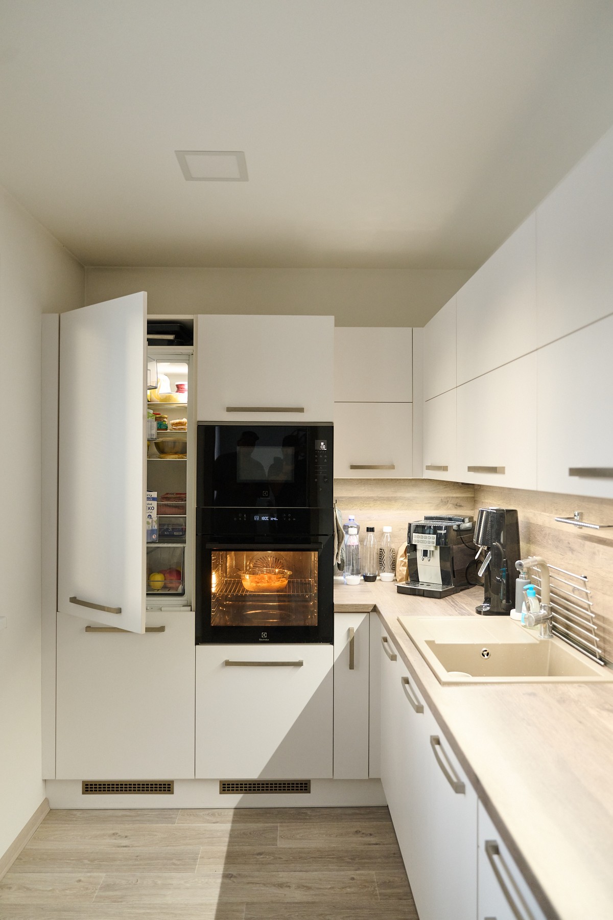 Bílá L-kuchyň - kompletní pohled