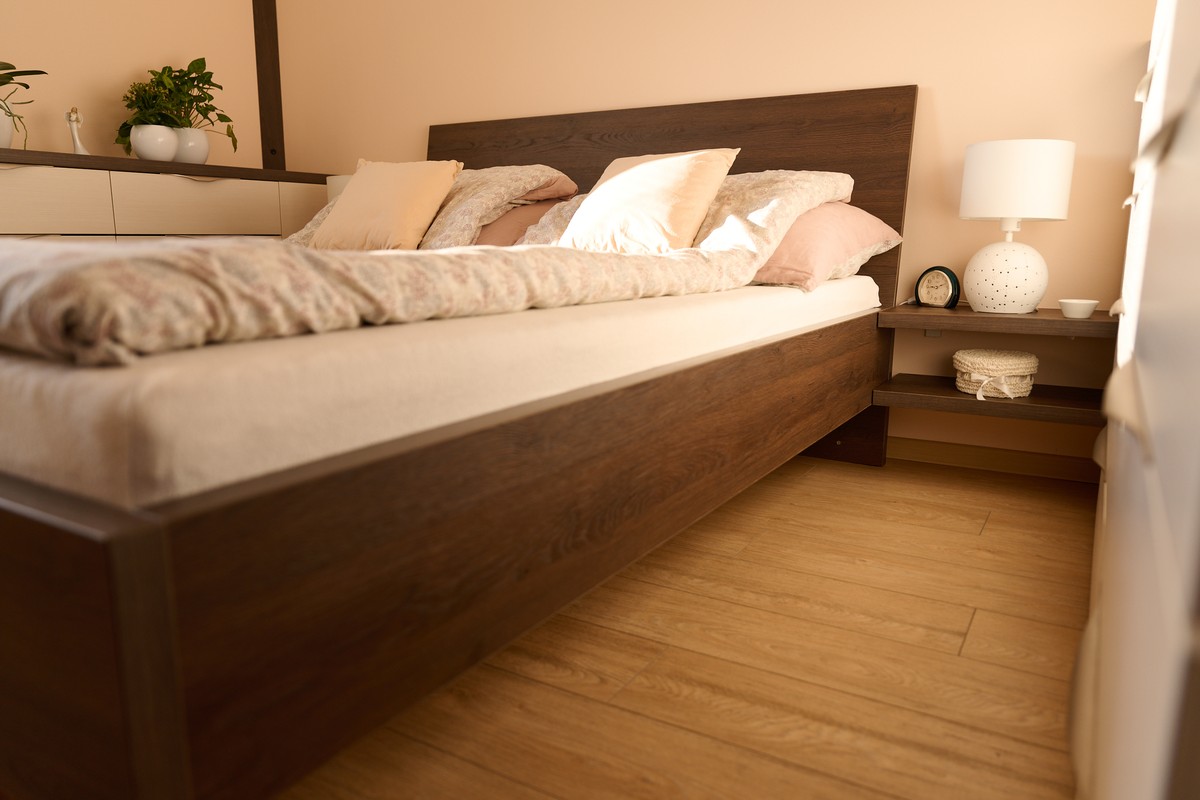 Bílo-hnědá ložnice - vestavěné skříně