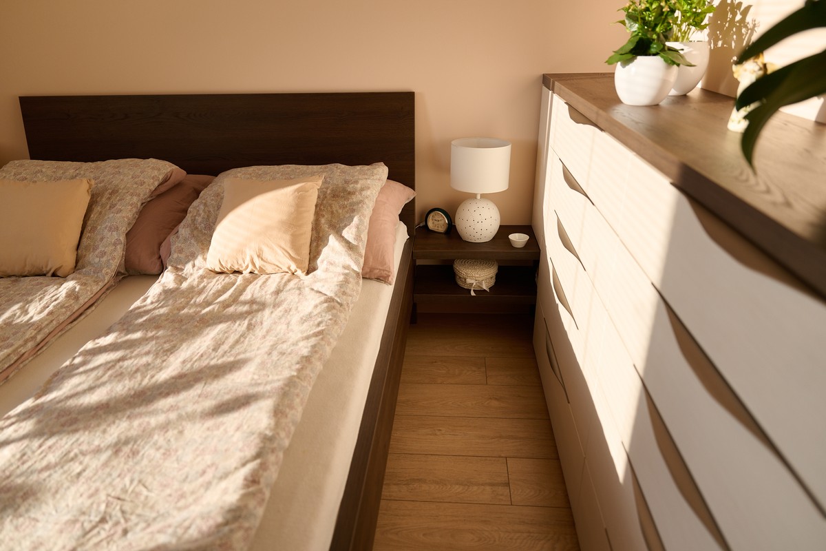 Bílo-hnědá ložnice - ložní část