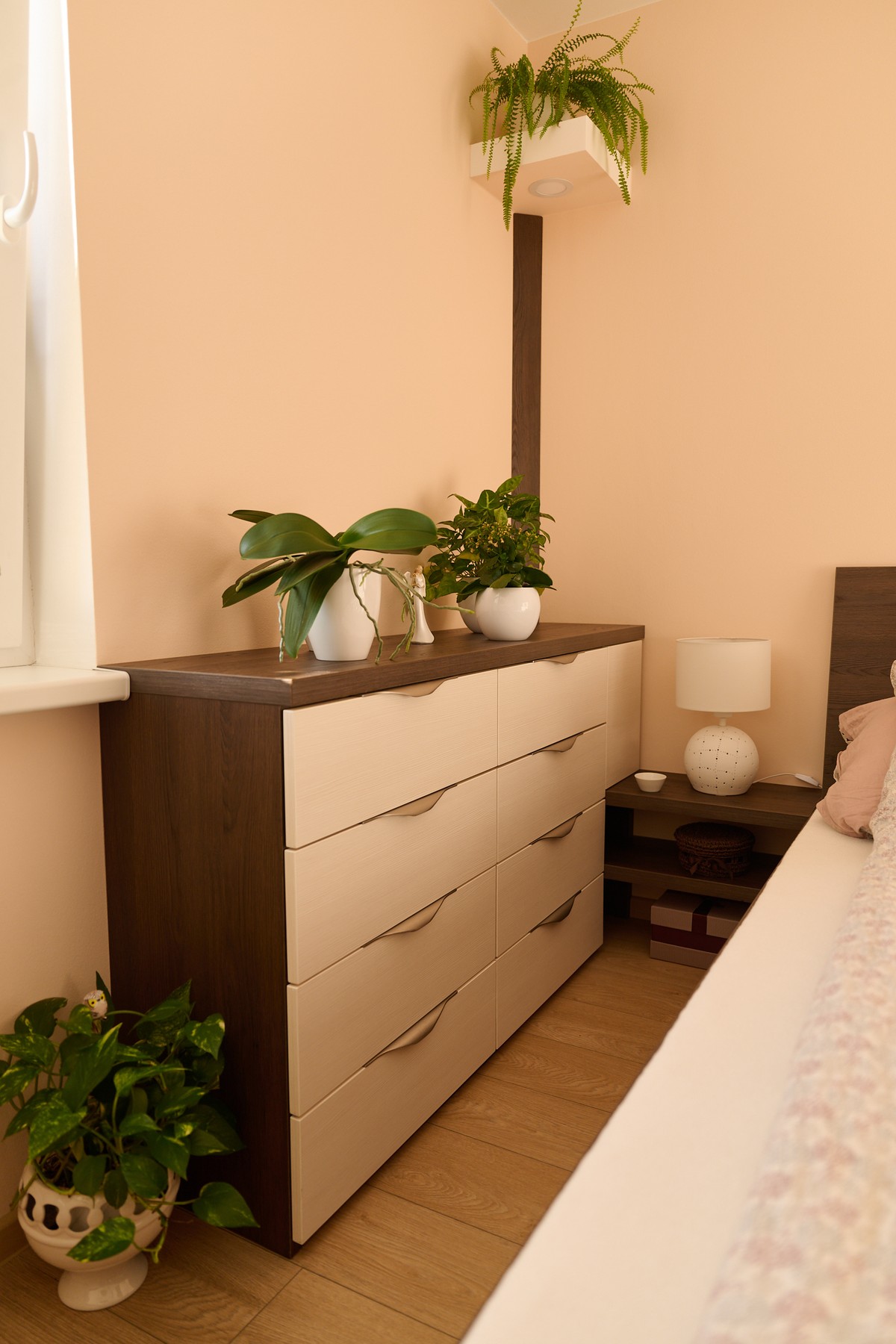 Bílo-hnědá ložnice - úložné systémy