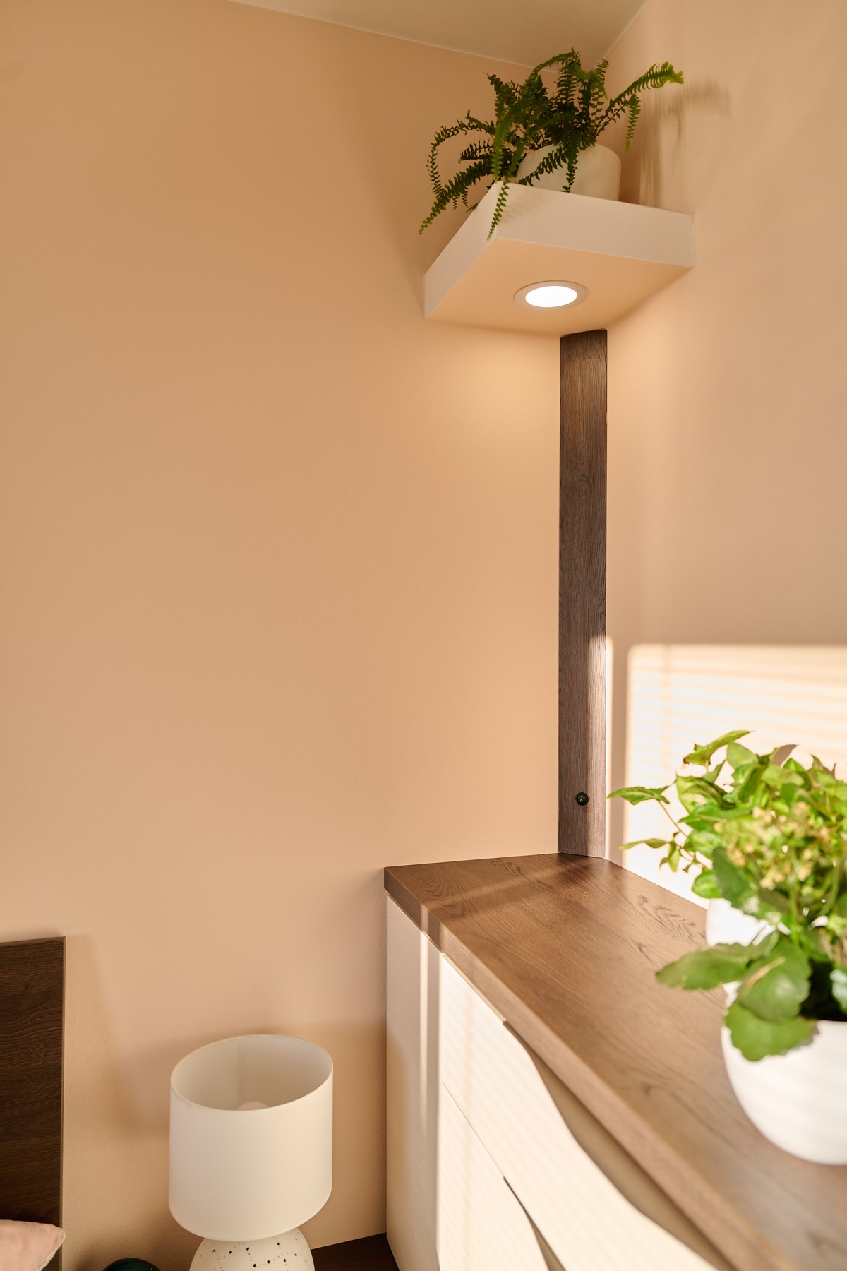 Bílo-hnědá ložnice - pracovní kout