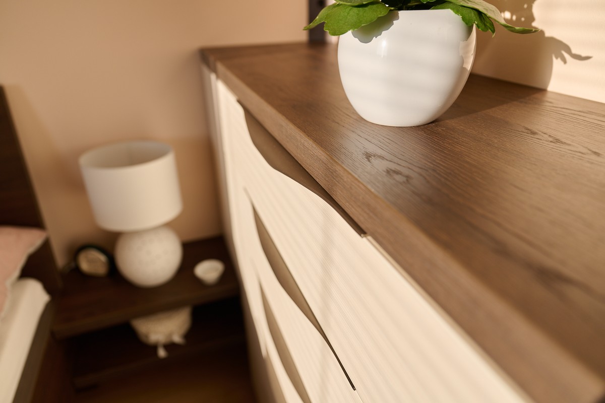 Bílo-hnědá ložnice - detail materiálů