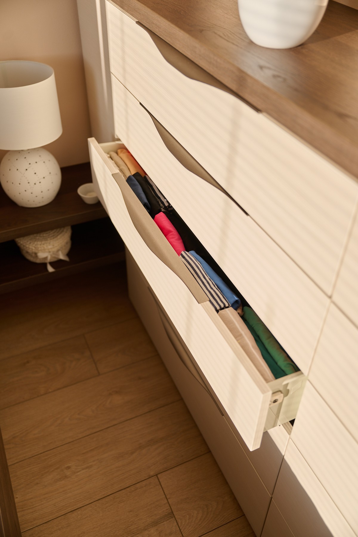 Bílo-hnědá ložnice - osvětlení