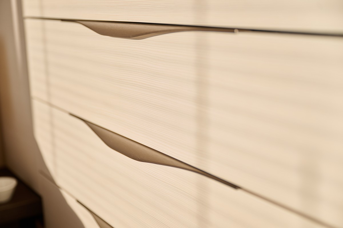 Bílo-hnědá ložnice - šatní prostor