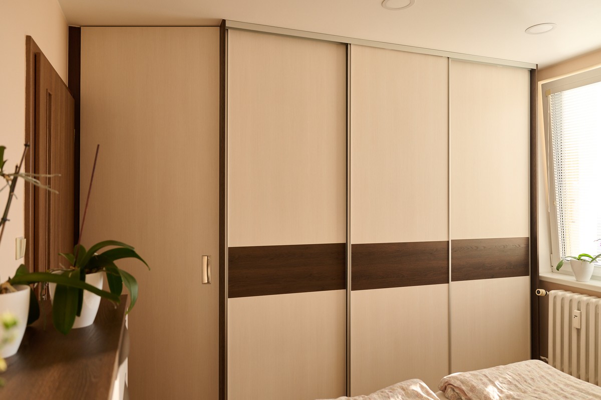 Bílo-hnědá ložnice - kompletní vybavení