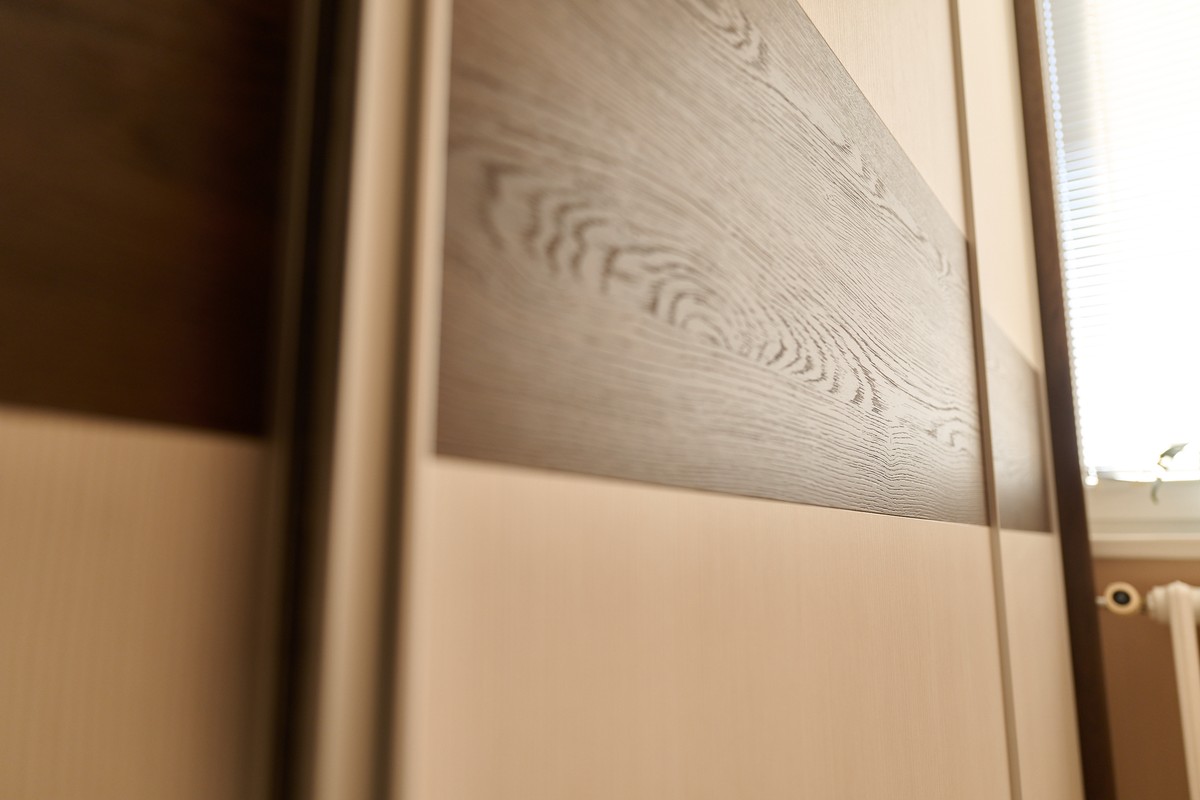 Bílo-hnědá ložnice - druhý pohled