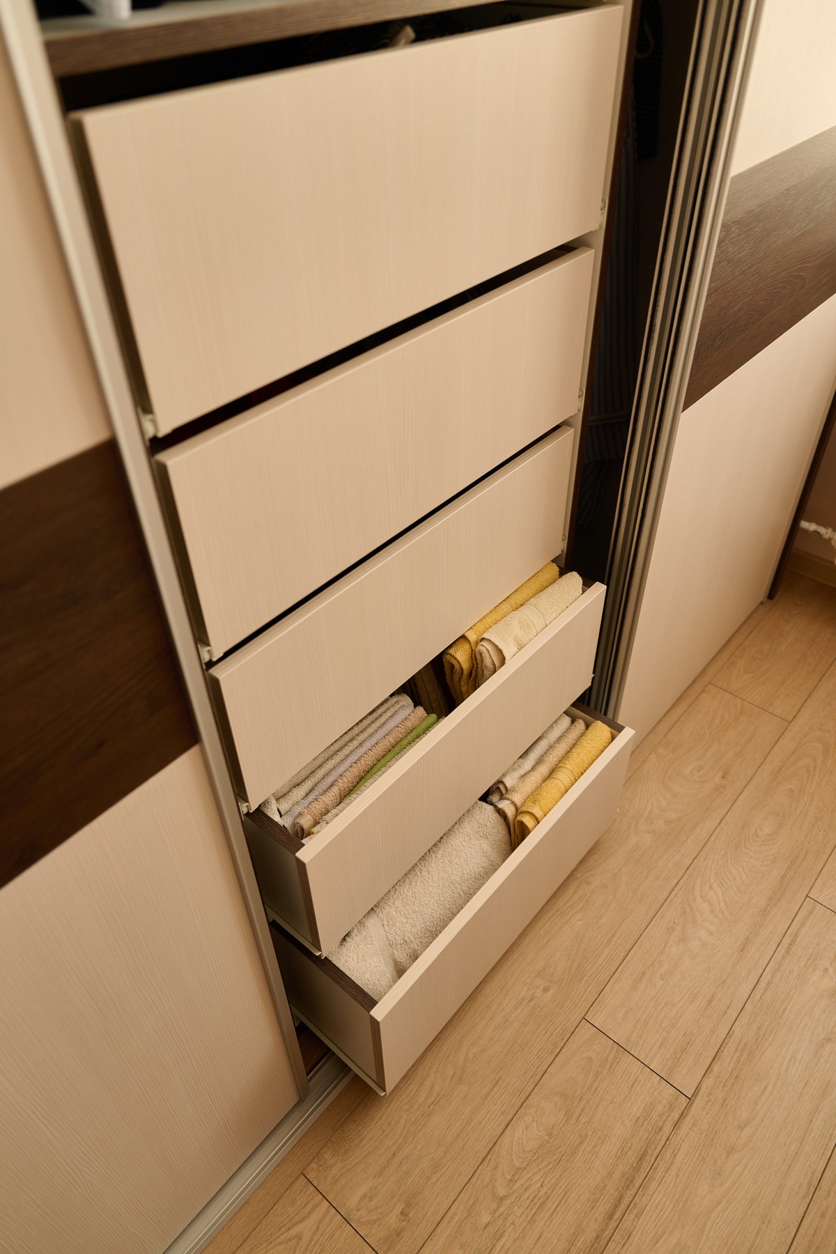 Bílo-hnědá ložnice - úložné detaily