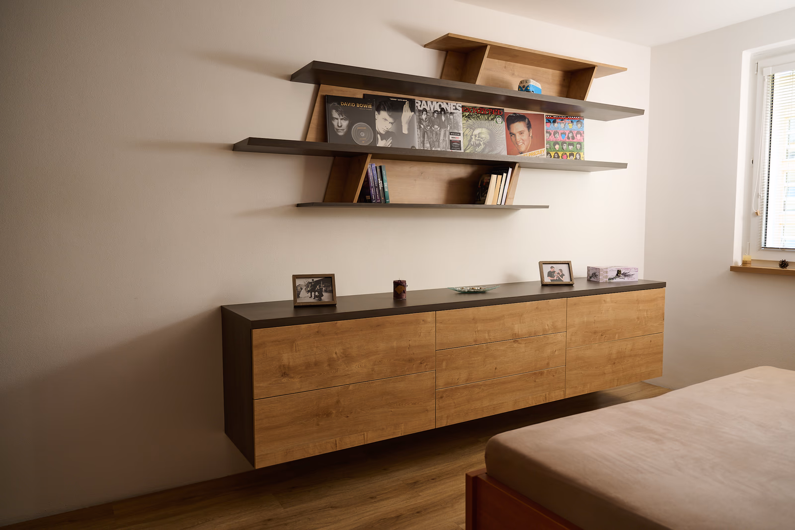 Hnědá ložnice zkosená - celkový pohled