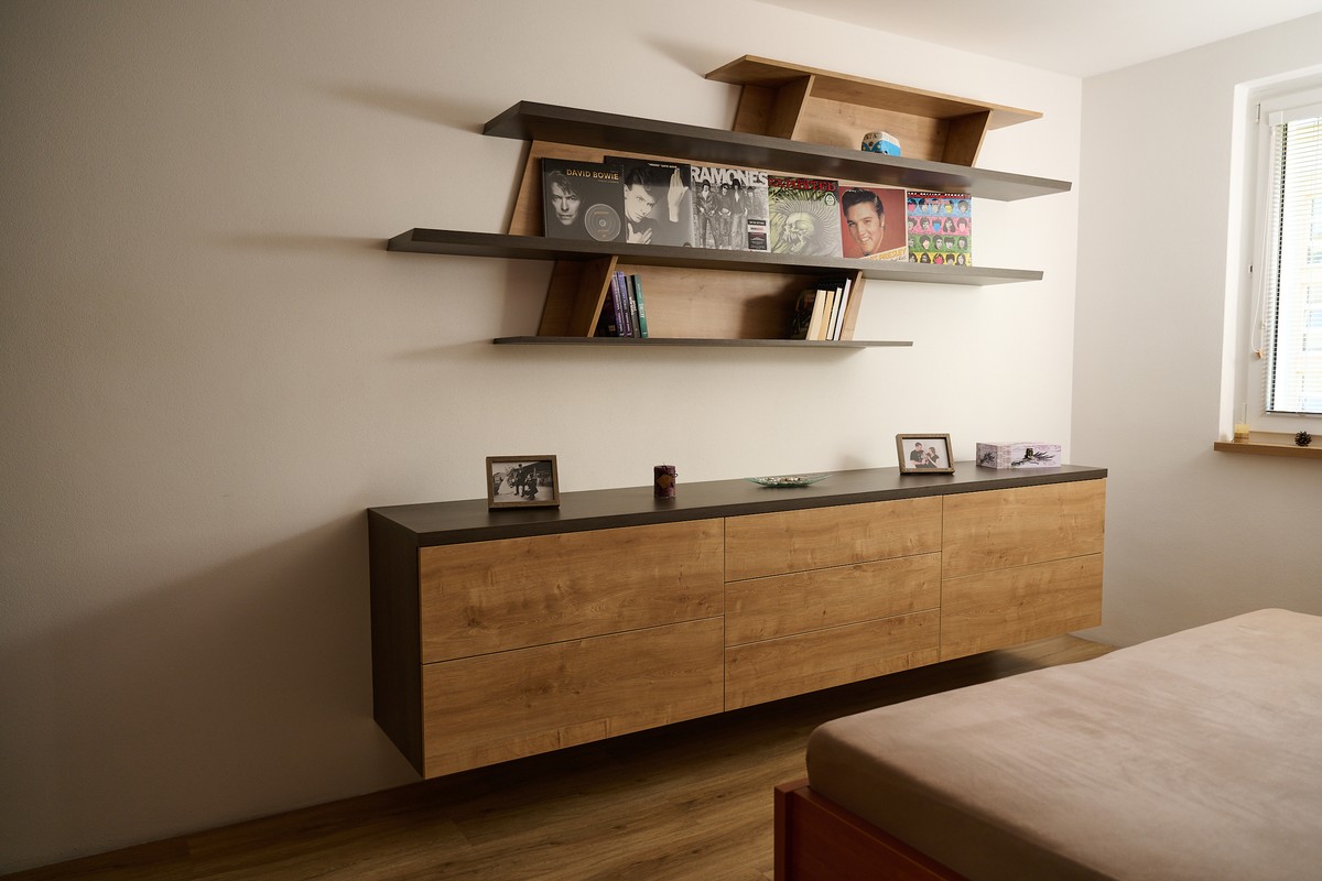 Hnědá ložnice se zkosenou policí - náhledový obrázek