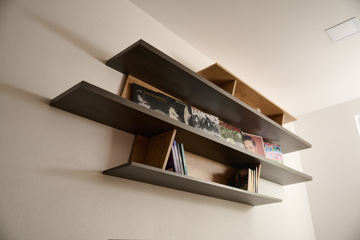 Hnědá ložnice zkosená - atypické skříně