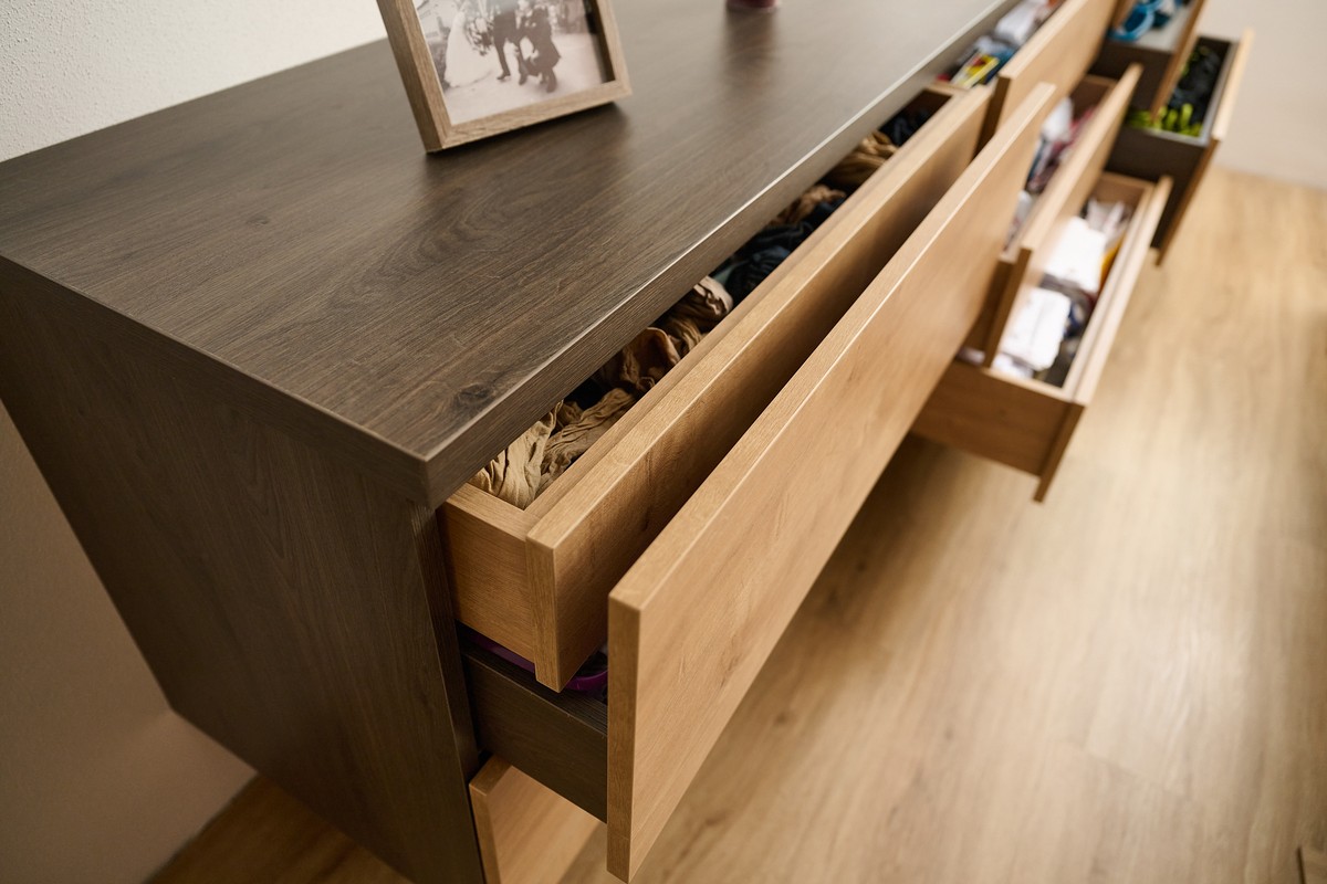 Hnědá ložnice zkosená - ložní část