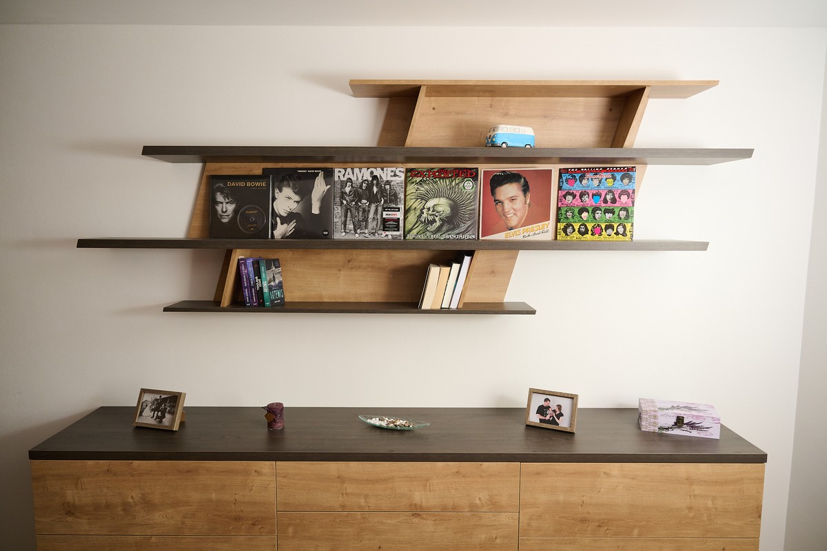 Hnědá ložnice zkosená - úložné řešení