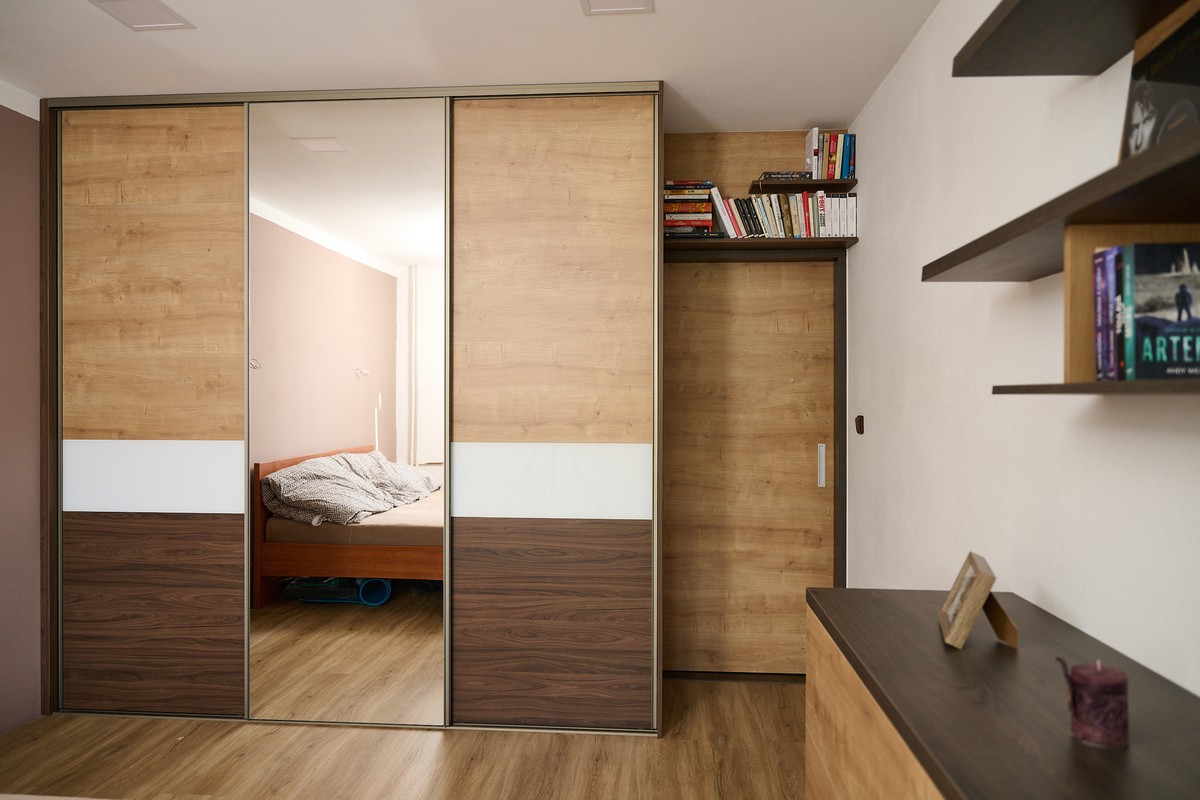 Hnědá ložnice zkosená - detail provedení