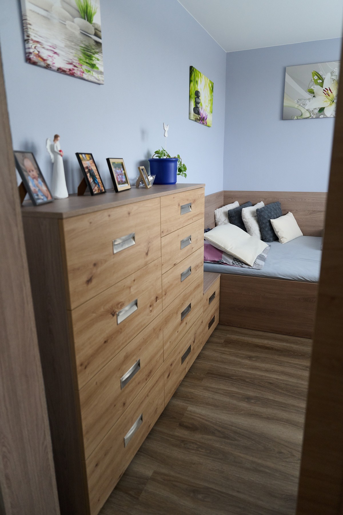 Hnědá ložnice - úložné systémy