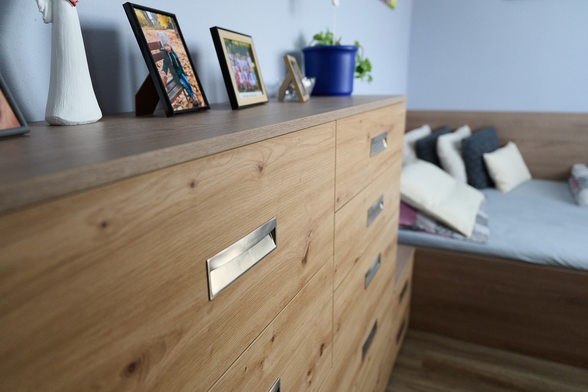 Hnědá ložnice - kompletní realizace