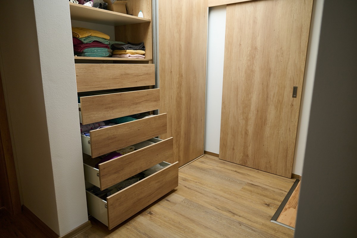 Skříně a dveře - kování