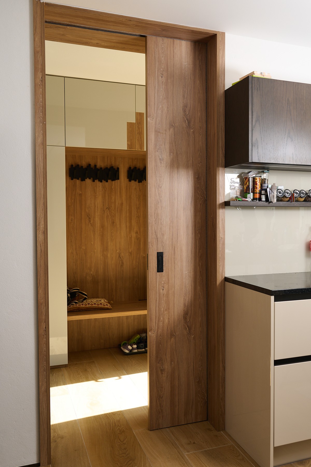 Skříně, dveře a botník - jednotný design