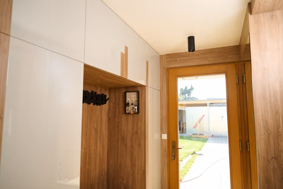 Built-in wardrobe with sliding doors